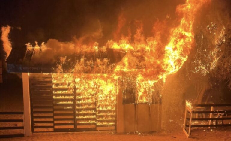 Incendio en Las Dunas de Baní enciende alarmas ambientales en plena tensión por ocupaciones ilegales