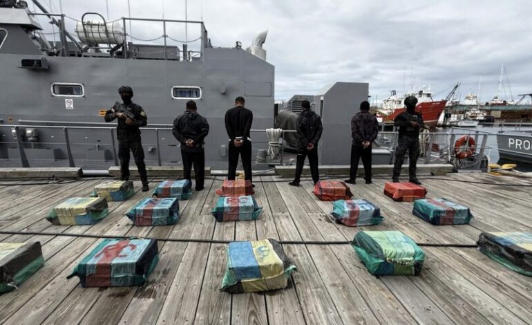 Golpe al narcotráfico: interceptan narcolancha con 450 paquetes de presunta cocaína en Baní