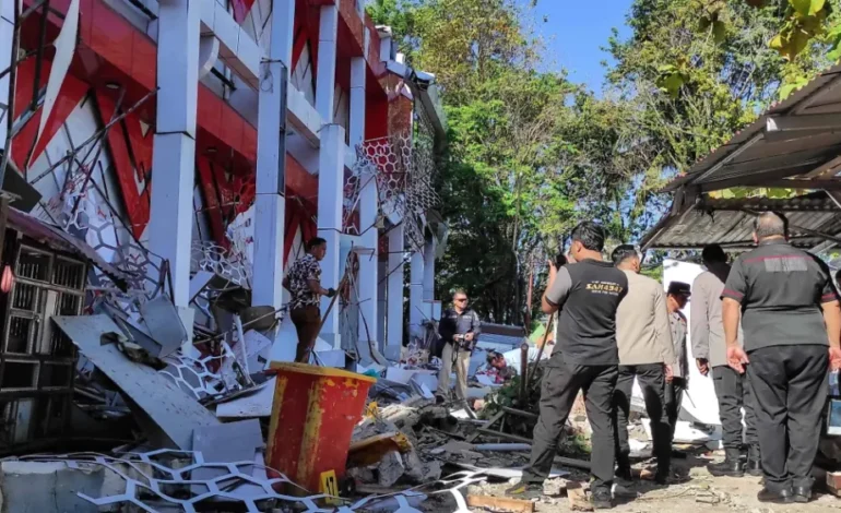 Sismo de 7.4 sacude Indonesia y activa alerta de tsunami