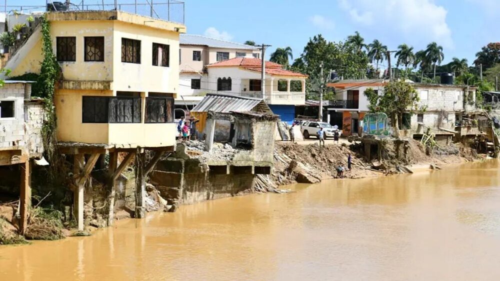 Fuertes inundaciones golpean la capital dominicana