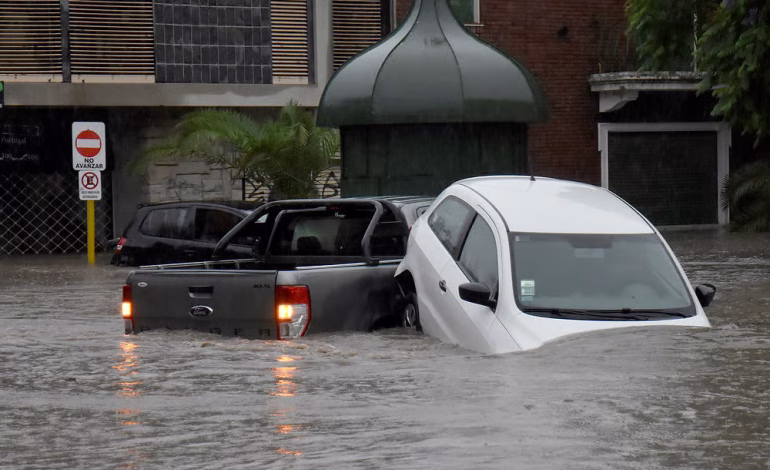 Vehículos afectados por lluvias podrían quedar sin cobertura: seguros no incluyen inundaciones