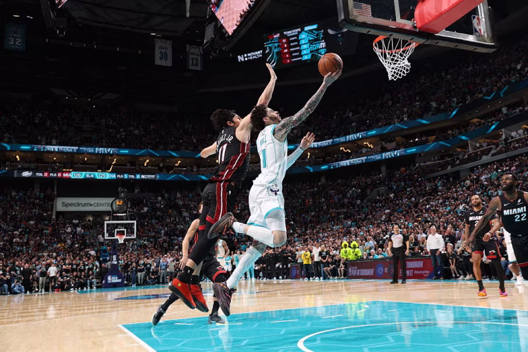 Hornets sobreviven en thriller y eliminan al Heat del play-in