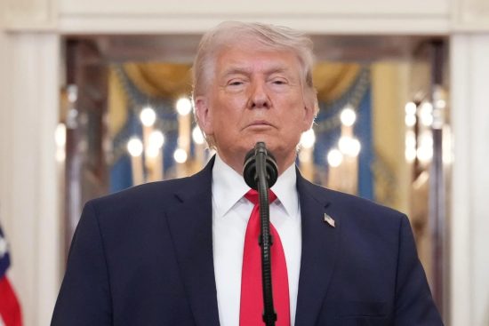 Trump lanza advertencia a Irán y eleva tensión global