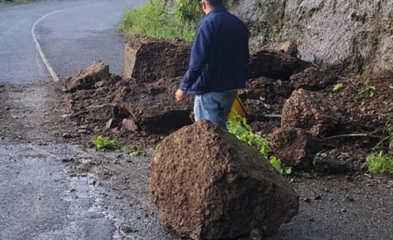 Rocas paralizan tránsito en Altamira y encienden alerta