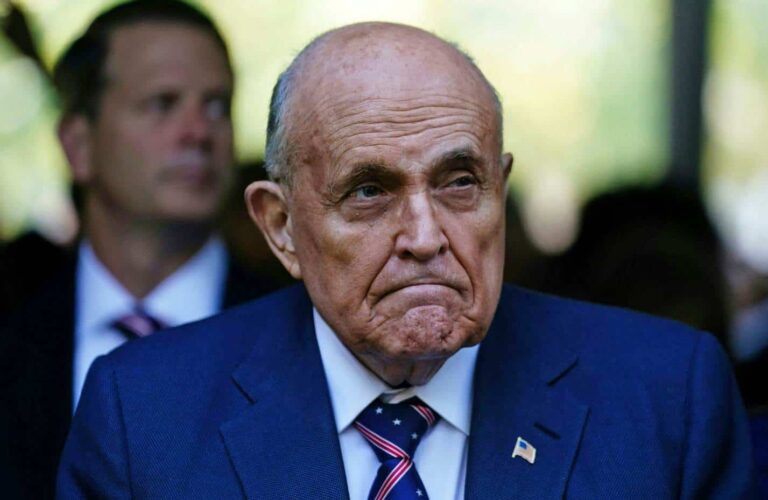 Giuliani hospitalizado en estado crítico en Florida