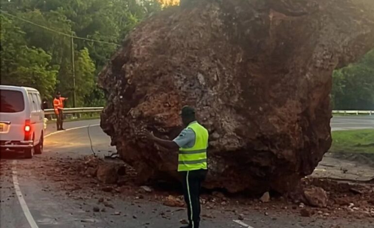 Roca cae y bloquea carril en la autopista del Nordeste