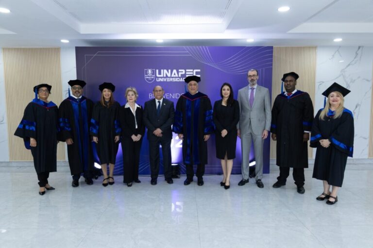 Unapec gradúa a 798 nuevos profesionales en su investidura extraordinaria 2026