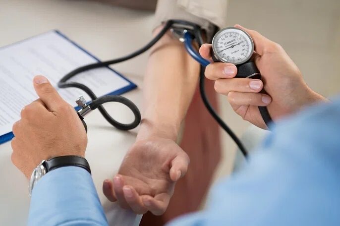 Advierten sobre aumento de hipertensión en adultos jóvenes