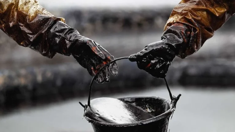 Factura petrolera subiría US$900 millones por guerra en Irán