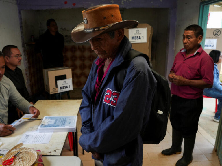Cepeda y De la Espriella se declaran ganadores en Colombia