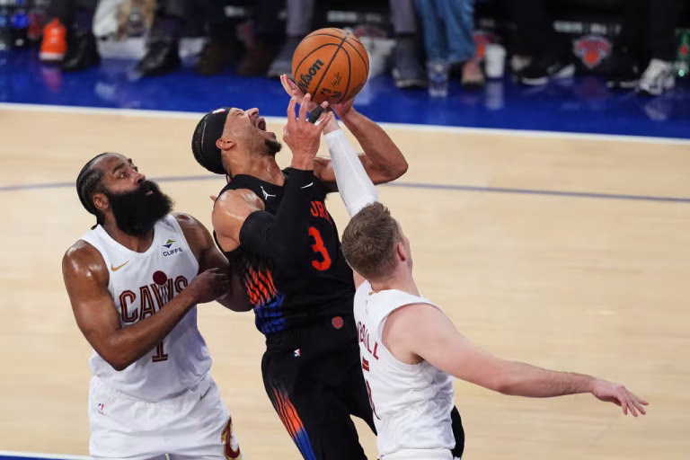 Knicks golpean otra vez y ponen contra las cuerdas a Cleveland