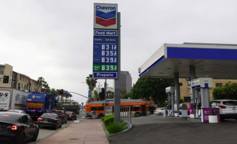 Aumentan los precios de los combustibles y presionan el costo de vida en EEUU
