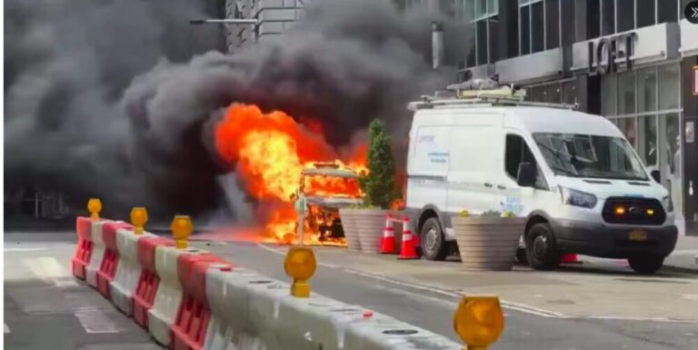 Vehículo se incendia cerca de Wall Street en Nueva York