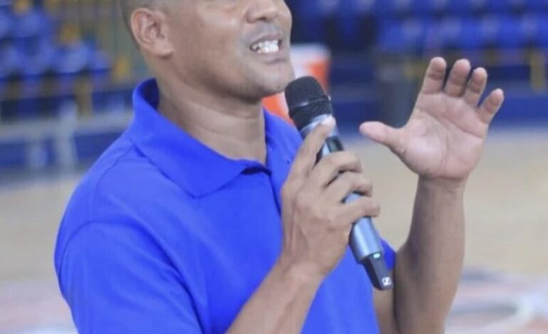 Árbitro sufre ACV en pleno partido en La Vega