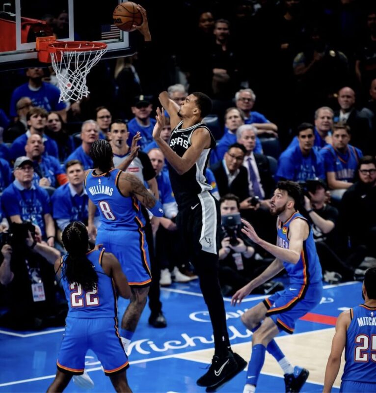 Wembanyama aplasta a OKC y empata la serie 2-2