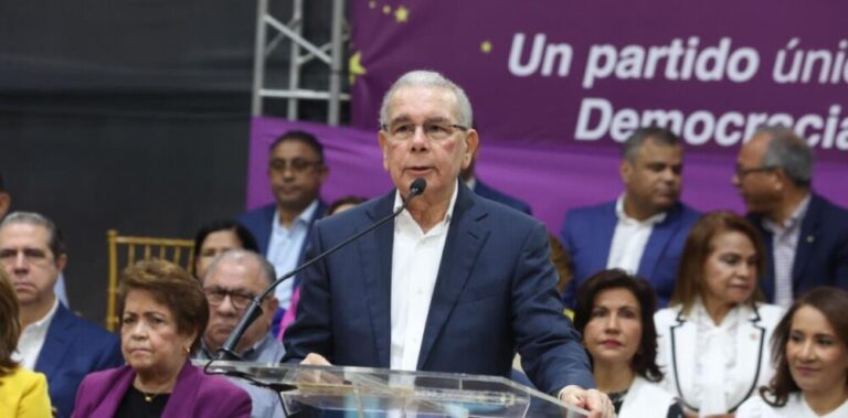 Danilo Medina arremete contra el PRM: “No ganan ni llevando al Papa de candidato”