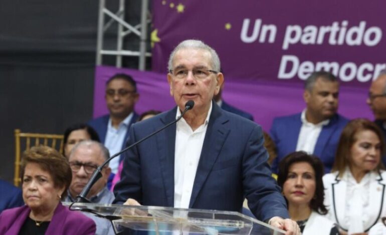 Danilo Medina arremete contra el PRM: “No ganan ni llevando al Papa de candidato”