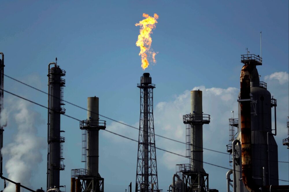 Petróleo se dispara tras ataques de EEUU a Irán
