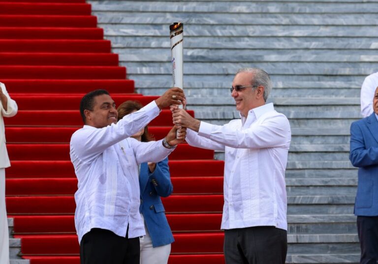 Abinader enciende la llama de Santo Domingo 2026 y arranca ruta nacional de la antorcha