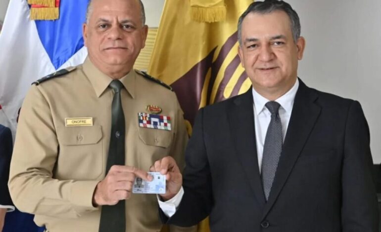 JCE lleva la nueva cédula a militares activos y retirados