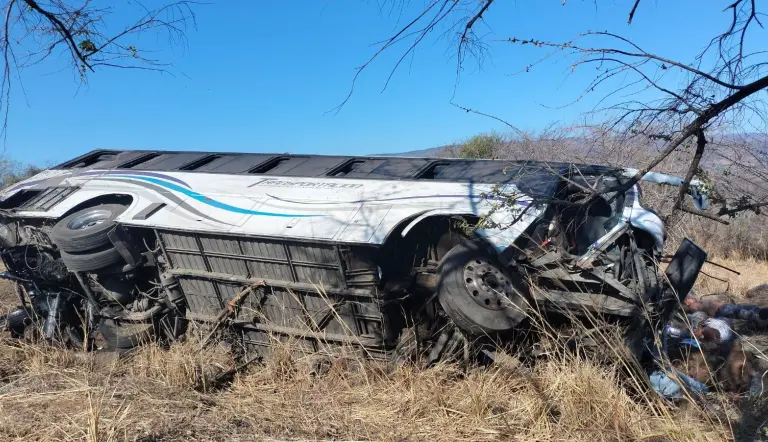 Autobús vuelca y deja 11 muertos en Nayarit