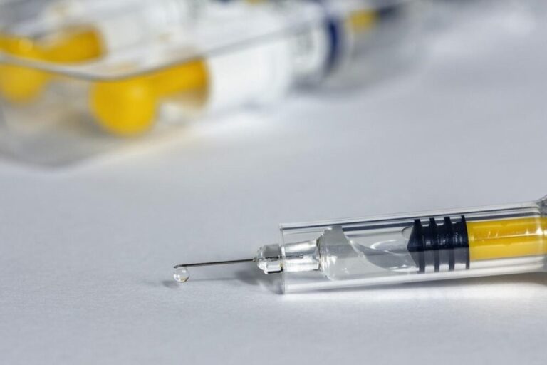 OMS emite alerta mundial por partículas metálicas en productos médicos inyectables
