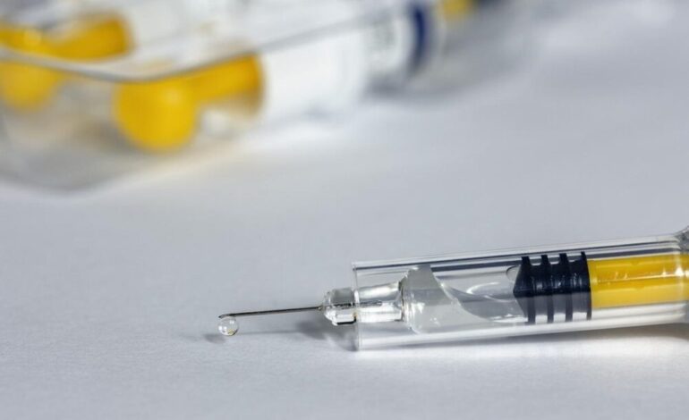 OMS emite alerta mundial por partículas metálicas en productos médicos inyectables