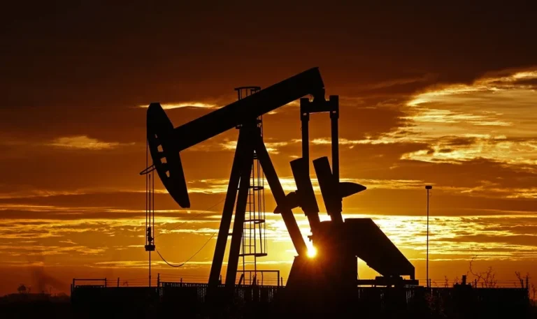 Petróleo supera los 102 dólares tras tensión entre EE.UU. e Irán
