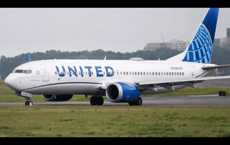 Avión de United impacta poste y roza camión en aterrizaje