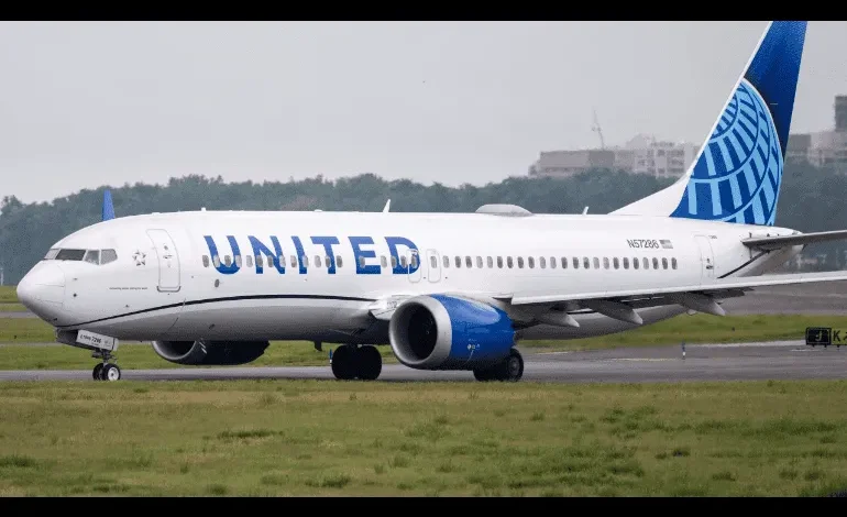 Avión de United impacta poste y roza camión en aterrizaje