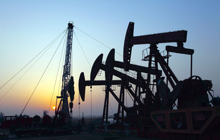 Petróleo baja tras tregua con Irán