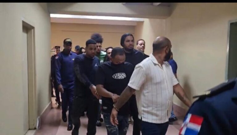 Caen con armas y drogas en villas de Sajoma; tribunal impone garantía de RD$500 mil