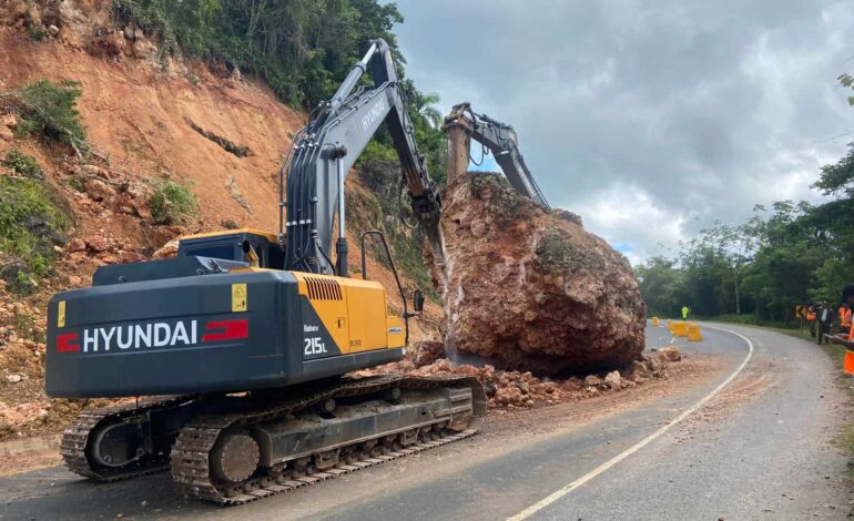 Obras Públicas habilita tramo en la Juan Pablo II tras deslizamiento