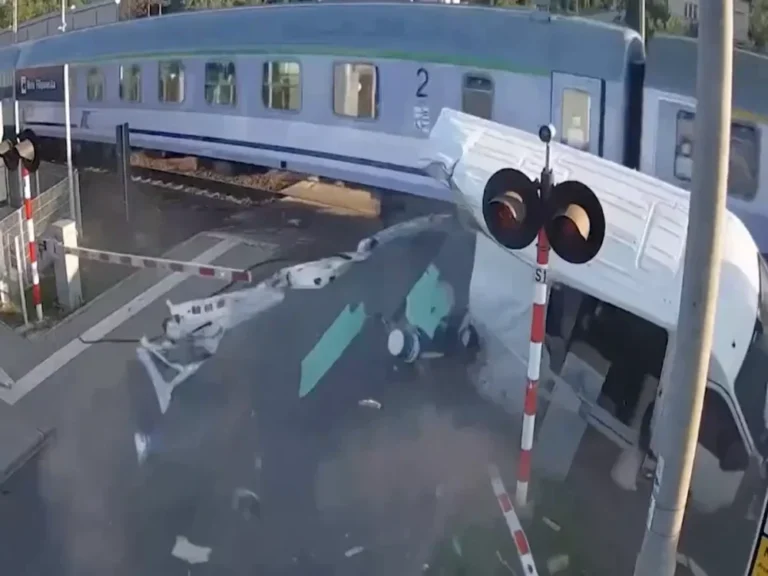 Video capta dramático momento en que un tren impacta un autobús en un paso a nivel en Polonia
