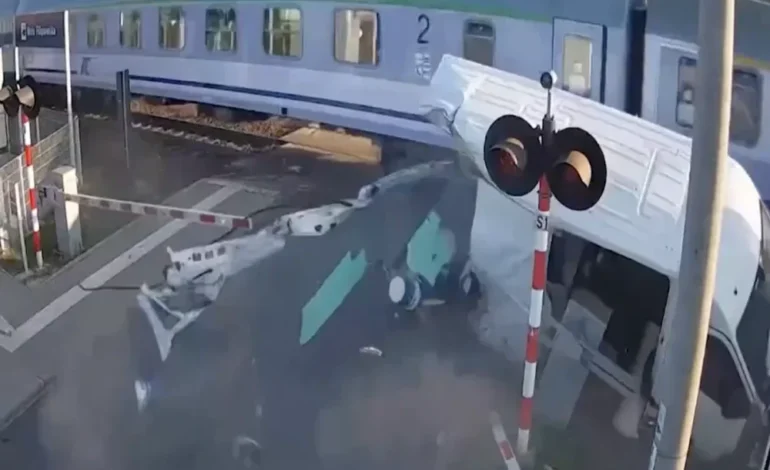 Video capta dramático momento en que un tren impacta un autobús en un paso a nivel en Polonia