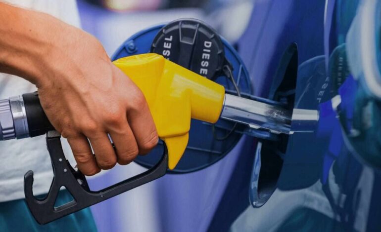 Gobierno mantiene sin variación los principales combustibles y reduce precios de otros derivados