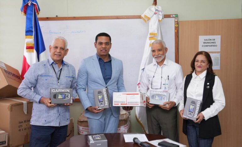 MEM fortalece investigación contra el dengue con equipos para la UASD