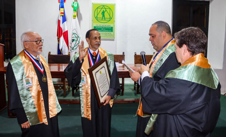 Academia de Ciencias inviste a José Adalberto Arias como Miembro de Número