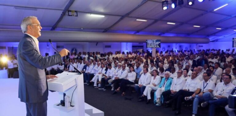 Abinader llama a evitar divisiones internas en el oficialismo