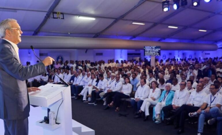 Abinader llama a evitar divisiones internas en el oficialismo