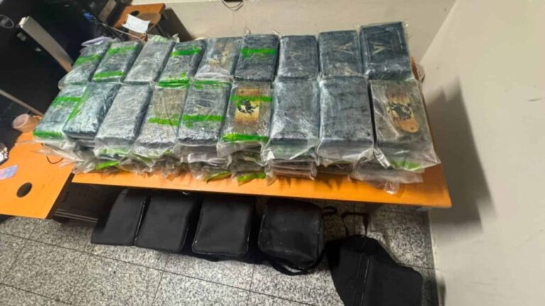 DNCD ocupa 90 paquetes de presunta cocaína en el AILA y arresta a 11 personas durante operativo antidrogas