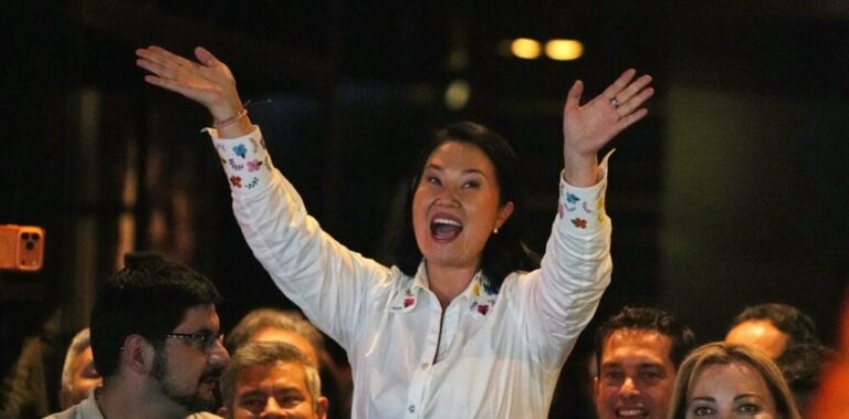 Keiko Fujimori toma ligera ventaja en el escrutinio y se acerca a la Presidencia de Perú