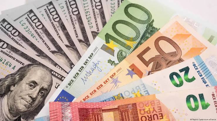 Suben el dólar y el euro en RD