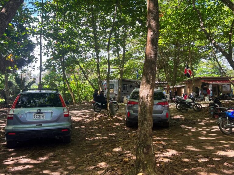 Escuelas de surf piden frenar vehículos en Playa Encuentro