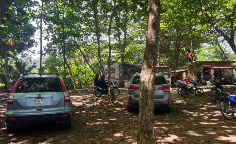 Escuelas de surf piden frenar vehículos en Playa Encuentro