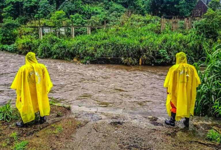 El Salvador atiende emergencias tras paso de Cristina