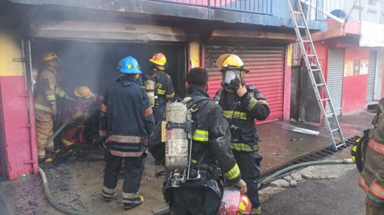 Voraz incendio destruye negocio de repuestos en Los Ciruelitos y deja pérdidas millonarias en Santiago