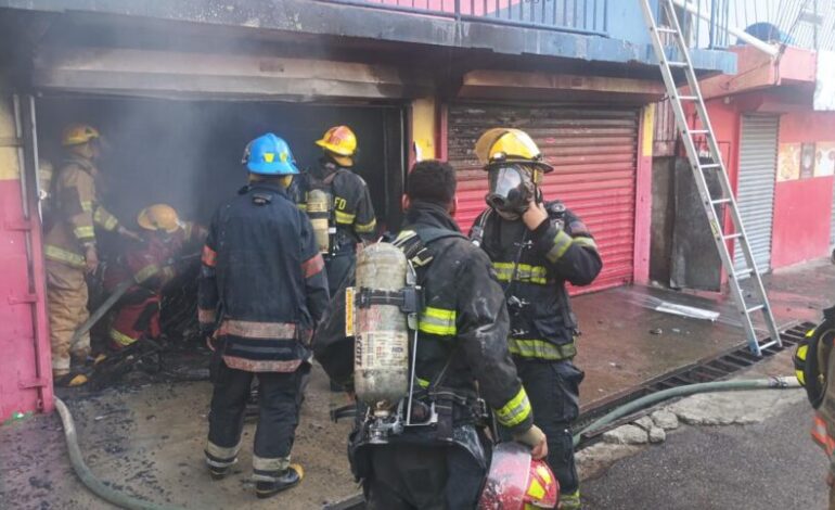 Voraz incendio destruye negocio de repuestos en Los Ciruelitos y deja pérdidas millonarias en Santiago