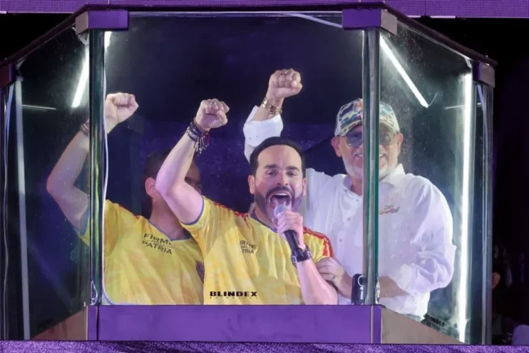 De la Espriella celebra su ventaja electoral en una cápsula blindada y Colombia permanece dividida