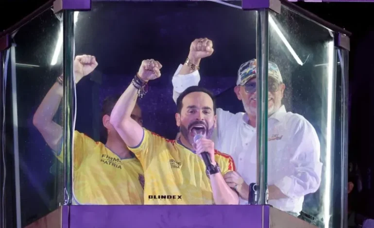De la Espriella celebra su ventaja electoral en una cápsula blindada y Colombia permanece dividida